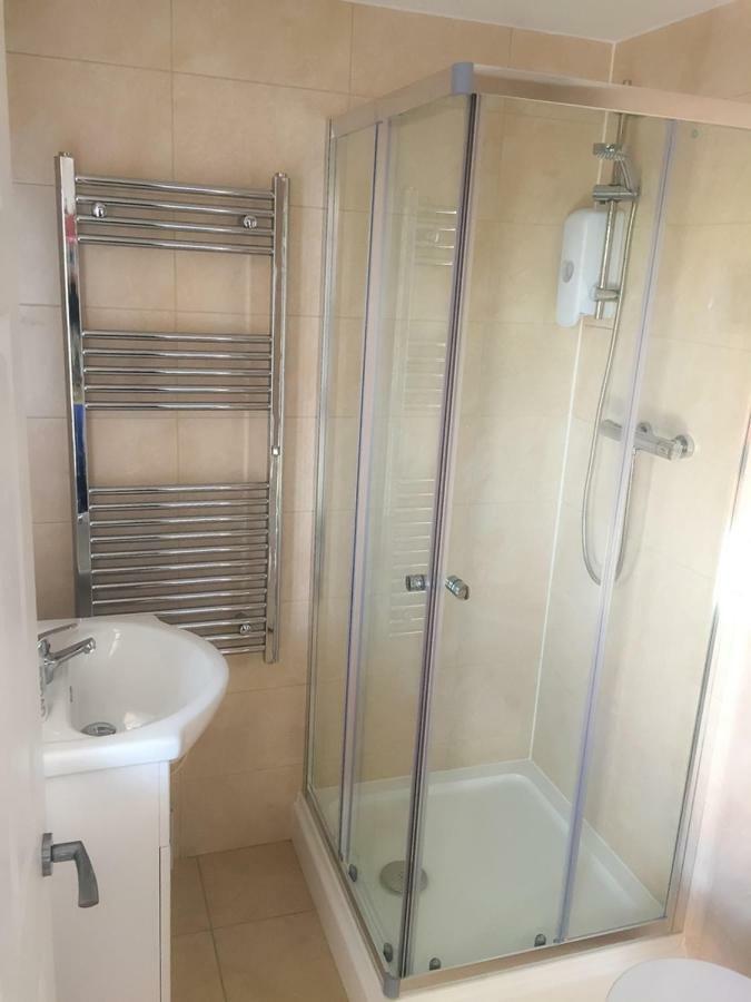 Cherish End Guest House Дънстейбъл Екстериор снимка
